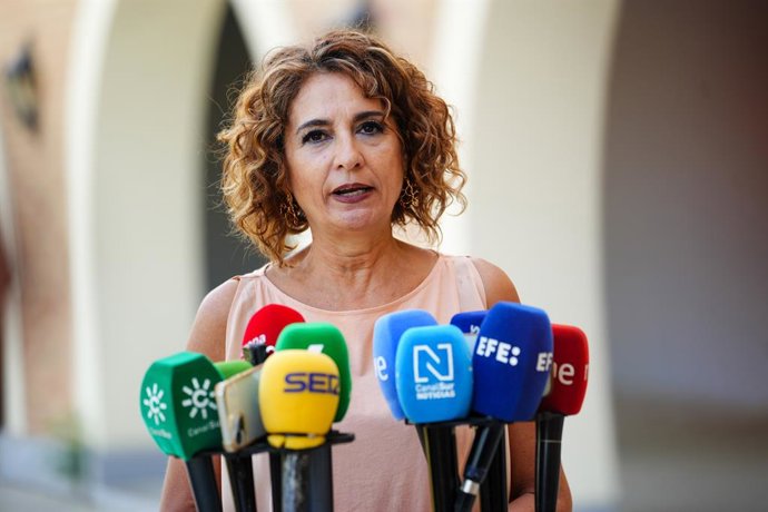 A primeira vice-presidente do governo e ministra da Fazenda, María Jesús Montero, fala à mídia. Em 29 de agosto de 2025, em Sevilha, Andaluzia (Espanha). A Primeira Vice-Presidente do Governo e Ministra das Finanças, María Jesús Montero, fala à mídia.