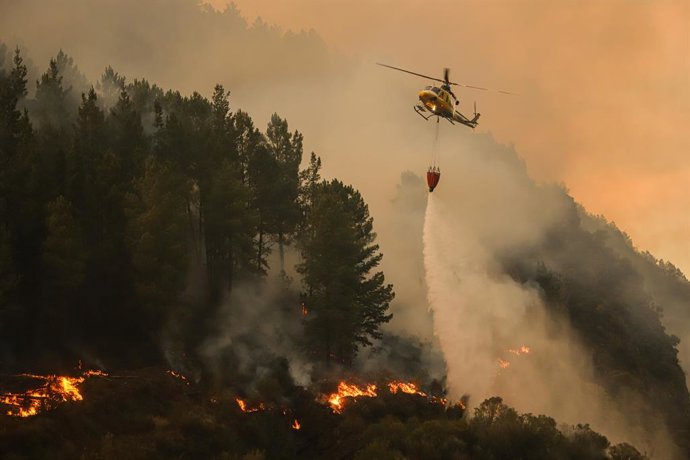 Um helicóptero lança água sobre o fogo em 26 de agosto de 2025 em Covas, Lugo, Galícia, Espanha. As condições parecem estar melhorando na província de Lugo, que tem sido particularmente atingida nos últimos dias pela onda de incêndios que vem assolando a 