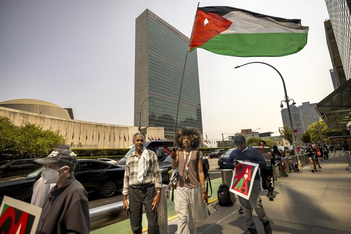 4 de agosto de 2025, Nova York, Ny, Estados Unidos: Um grupo de manifestantes pró-Palestina se reúne em frente às Nações Unidas para defender um cessar-fogo e permitir a entrada de alimentos em Gaza.