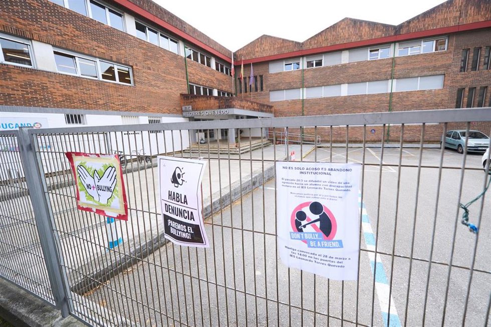 Archivo - Carteles contra el acoso en la valla del IES Torres Quevedo después de que un joven con parálisis cerebral sufriera bullying por parte de cuatro alumnos, en el IES Torres Quevedo, a 28 de marzo de 2025, en Santander, Cantabria (España). 