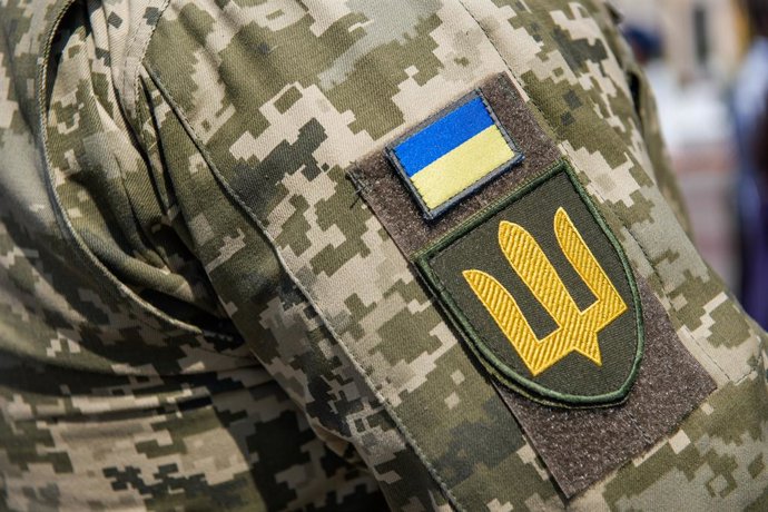 Archivo - Arquivo - Imagem de arquivo da bandeira e do brasão de armas da Ucrânia no uniforme de um soldado ucraniano.
