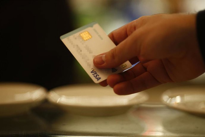 Archivo - tarjetas de crédito, débito, banco, bancos, entidades financieras, comisión, comisiones, compras, comprar, cajero, consumo, consumir