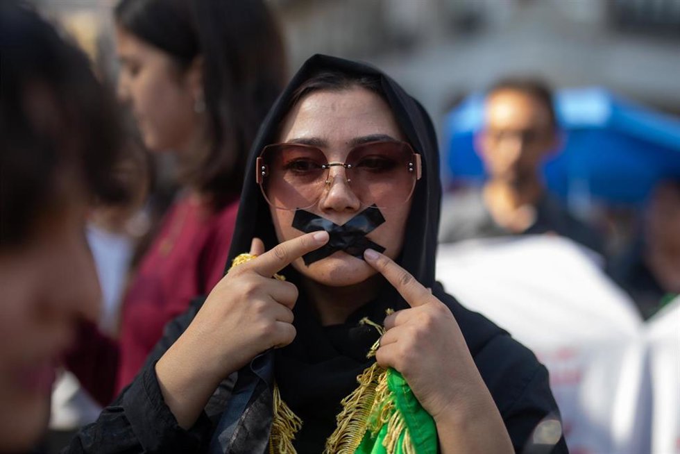Concentración por los derechos de las mujeres afganas en la Puerta del Sol de Madrid
