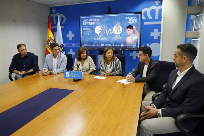 La conselleira do Mar, Marta Villaverde, junto a representantes del CB Breogán.
