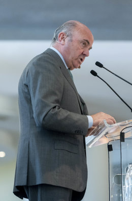 Archivo - El vicepresidente del Banco Central Europeo, Luis de Guindos, interviene durante un almuerzo-coloquio organizado por la Asociación para el Progreso de la Dirección (APD) con la colaboración de Ibercaja, en el Hotel The Westin Palace, a 12 de abr