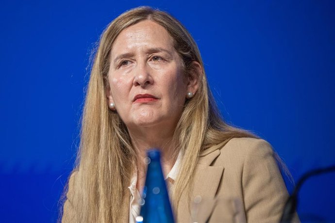 Archivo - La escritora y Premio Planeta 2022, Luz Gabás, durante una rueda de prensa un día antes de la entrega de la 73ª edición del Premio Planeta en La Llotja de Mar, a 14 de octubre de 2024, en Barcelona, Catalunya (España). 