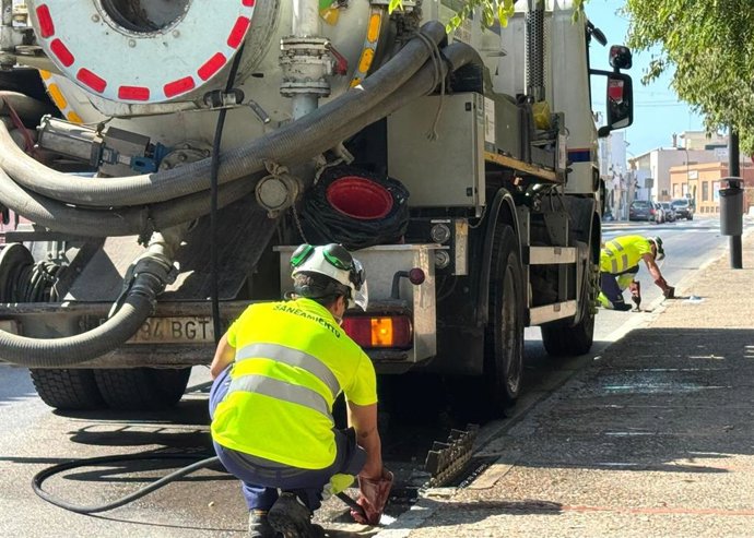 Un operario de limpieza en San Fernando.