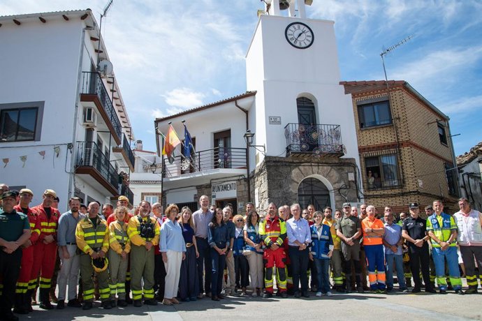 Foto de família da Presidente da Junta de Extremadura, María Guardiola, com Suas Majestades o Rei e a Rainha durante sua visita ao norte da província de Cáceres para ver em primeira mão os danos causados pelos incêndios.