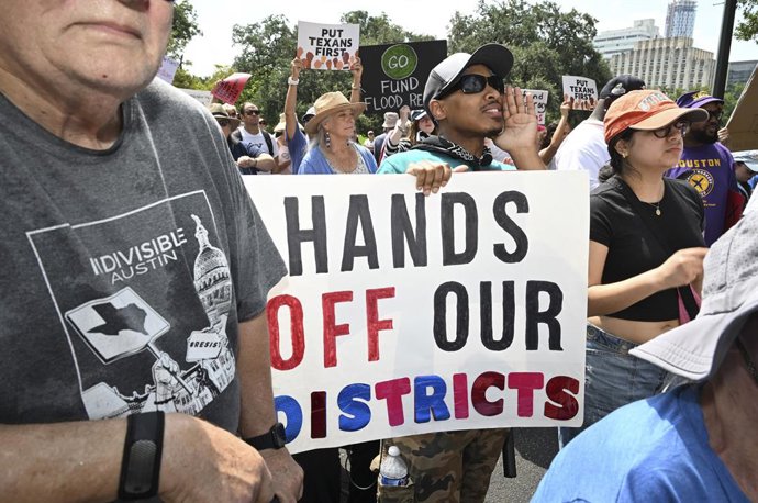 16 de agosto de 2025, Austin, Tx, Estados Unidos: Manifestantes cantam e aplaudem durante o comício progressista "Fight The Trump Takeover" no Capitólio do Texas, em Austin, em 16 de agosto de 2025. Centenas de democratas e texanos progressistas criticara