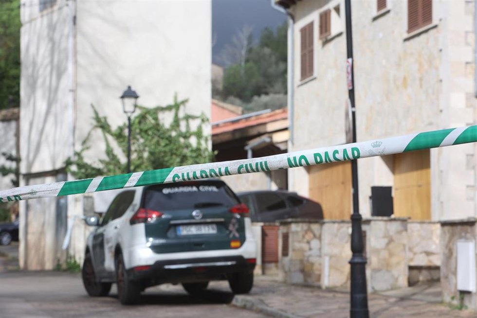 Archivo - Efectivos de la policía en el lugar donde ha muerto una mujer de un disparo y un hombre ha resultado herido, a 19 de marzo de 2025, en Puigpunyent,  Mallorca, Baleares (España). Una mujer ha muerto este miércoles en Puigpunyent a causa de un d