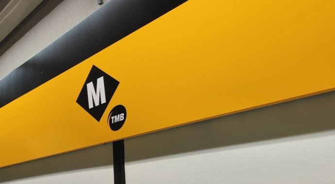 Cartell de la L4 del Metro de Barcelona.