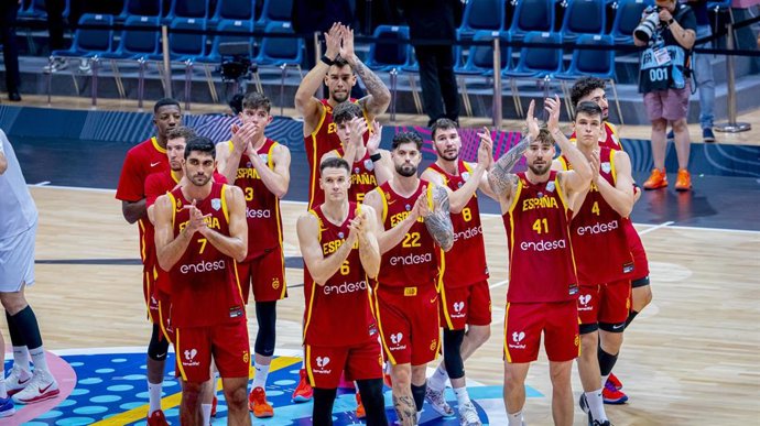 Los jugadores de la selección española aplauden a la grada tras el duelo con Georgia en el Eurobasket 2025