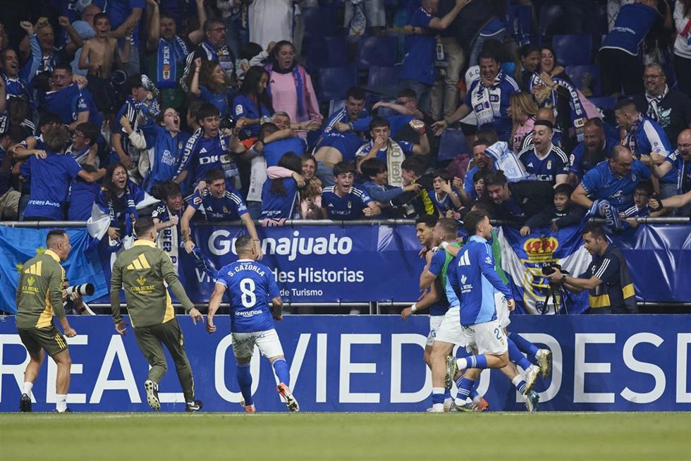 Archivo - Jugadores del Real Oviedo celebran un gol.