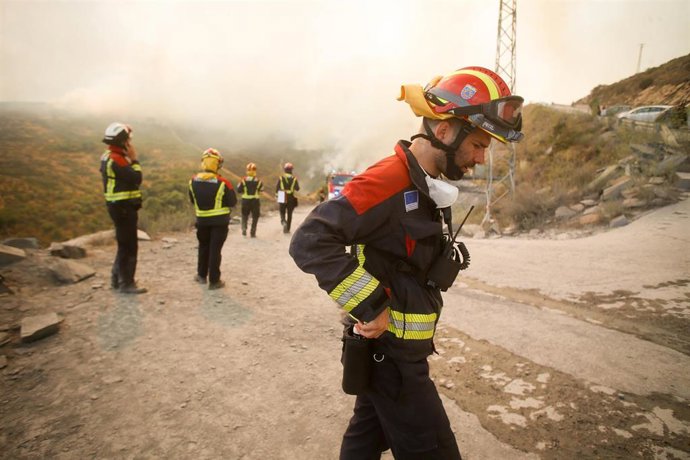 Un equipo de bomberos durante el incendio forestal, a 24 de agosto de 2025, en La Baña, Encinedo, La Cabrera, León, Castilla y León (España).