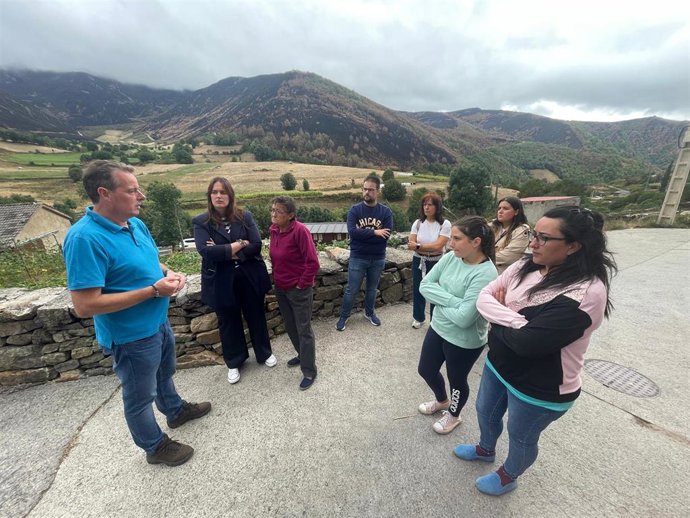 El consejero de Medio Rural, Marcelino Marcos, visita a los vecinos de Genestoso, en Cangas del Narcea.