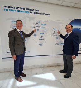 El presidente de la Autoridad Portuaria de la Bahía de Algeciras, Gerardo Landaluce, junto al primer secretario y director de la Sección Consular de la Embajada de China en España, Zhang Jin, en una visita al puerto de Algeciras