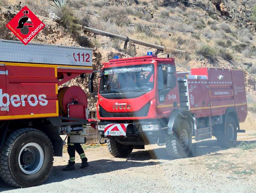 Efectivos desplazados al incendio declarado en la pedanía de La Aparecida, en la localidad alicantina de Orihuela.