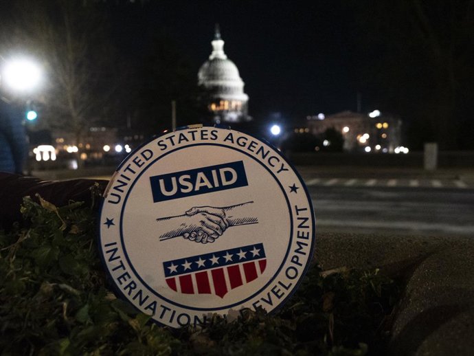 Archivo - February 27, 2025, Washington, District Of Columbia, USA: During a prayer rally for the release of already appropriated USAID funding, the seal of the U.S Agency for International Development is propped up near the U.S. Capitol and the U.S. Supr