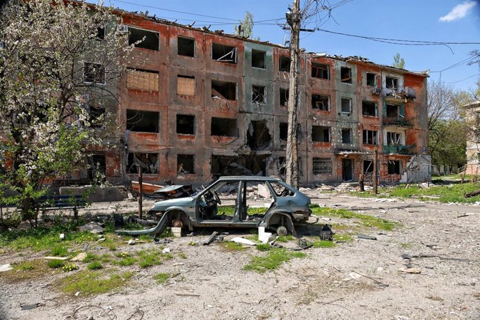 Archivo - Arquivo - 23 de abril de 2025, Pokrovsk, região de Donetsk, Ucrânia: Um carro destruído é deixado do lado de fora de um bloco de apartamentos danificado por um bombardeio russo em Pokrovsk, região de Donetsk, Ucrânia, em 23 de abril de 2025.