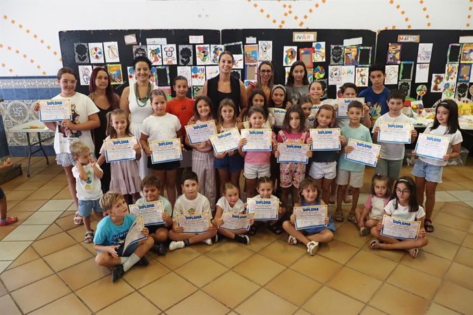 Entrega de diplomas tras los talleres de verano.