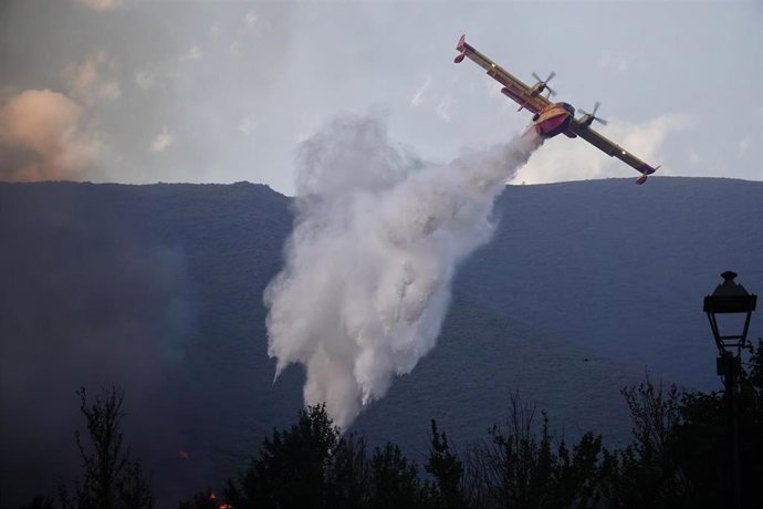 Un hidroavión trata de apagar el fuego, a 21 de agosto de 2025, en Anllarinos del Sil, León, Castilla y León (España).