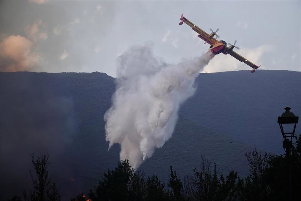 Un hidroavión trata de apagar el fuego, a 21 de agosto de 2025, en Anllarinos del Sil, León, Castilla y León (España).