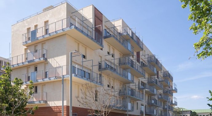 Imatge d'un edifici d'habitatge públic de Barcelona.