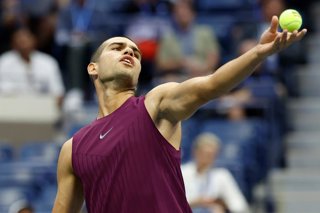 27 August 2025, US, New York: Spanish tennis player Carlos Alcaraz in action against Italy's Mattia Bellucci during their men's singles second round match of the 2025 US Open tennis tournament at USTA Billie Jean King National Tennis Center. Photo: Marcin