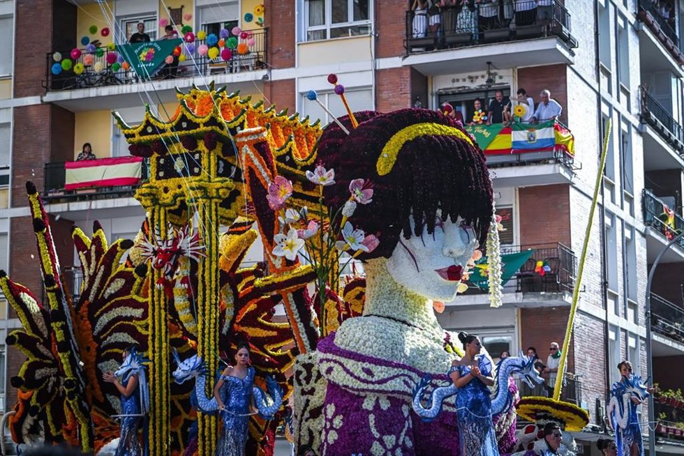 La carroza 'Aiko', ganadora de la Batalla de Flores de Laredo