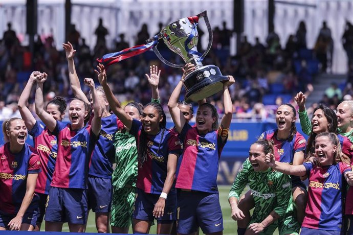 Archivo - Las jugadoras del FC Barcelona celebrando el último título de la Liga F. 
