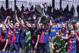 Archivo - Players of FC Barcelona celebrate with the trophy after the match against the Spanish Women league, Liga F, football match played between FC Barcelona and Athletic Club de Bilbao at Johan Cruyff Stadium on May 18, 2025 in Sant Joan Despi, Spain.