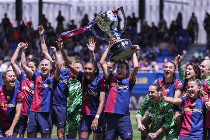 Archivo - Players of FC Barcelona celebrate with the trophy after the match against the Spanish Women league, Liga F, football match played between FC Barcelona and Athletic Club de Bilbao at Johan Cruyff Stadium on May 18, 2025 in Sant Joan Despi, Spain.