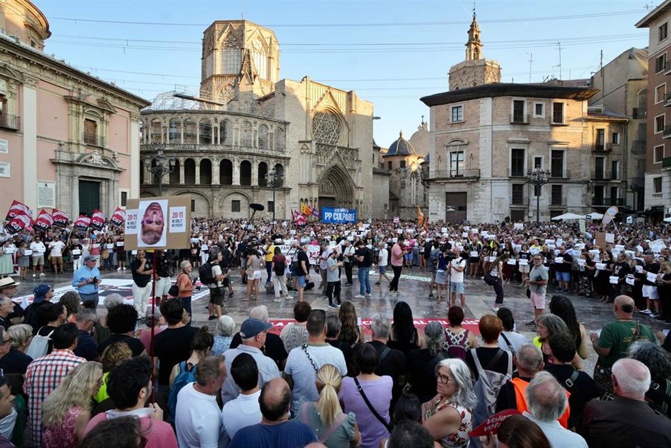Décima protesta para pedir la dimisión de Mazón por la gestión de la dana, con una concentración en la Plaza de la Virgen