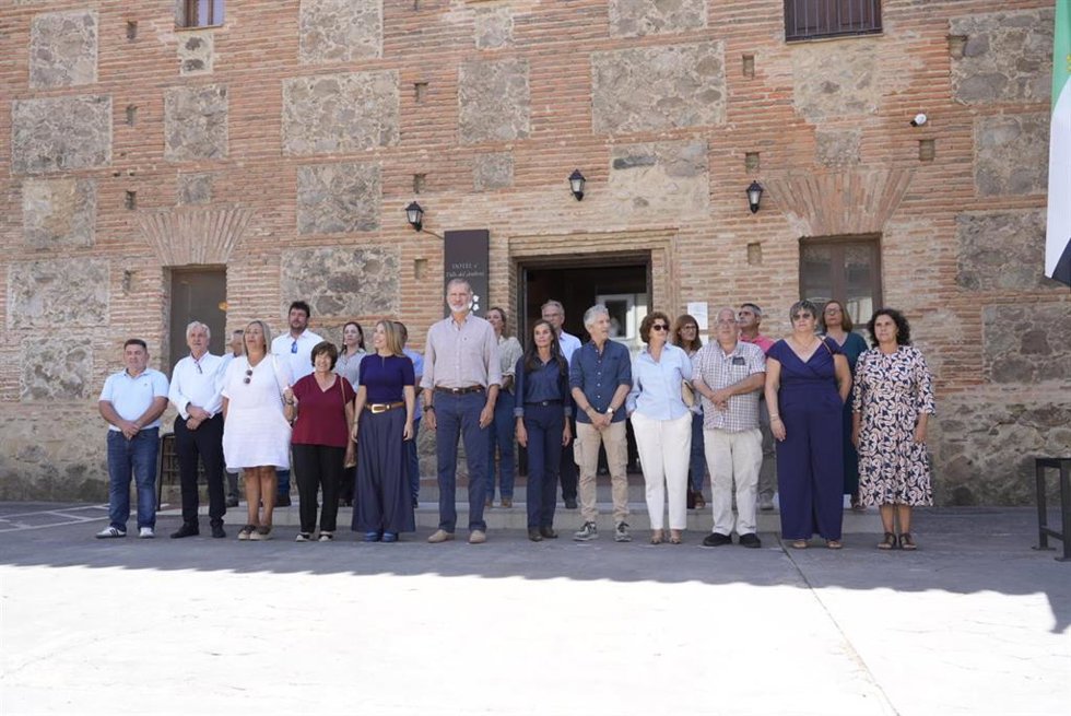 Los Reyes Felipe VI y Letizia durante su visita al Valle del Ambroz, zona afectada por los incendios