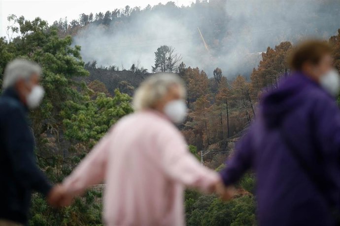Manifestación De Los Vecinos De Petín Y A Rúa Para Exigir Una Solución Al Vertedero Que Arde De Forma Descontrolada Desde Los Incendios De Hace Más De 2 Semanas