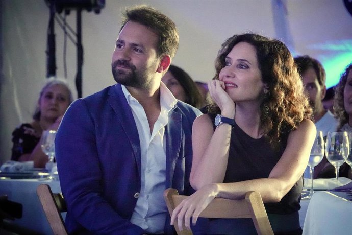 El presidente del PP de Asturias, Álvaro Queipo, junto a la presidenta de la Comunidad de Madrid, Isabel Díaz Ayuso, en el acto de entrega del premio Tomás Acuña, en Llanes.