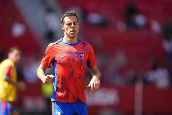 Archivo - César Azpilicueta, en un calentamiento con el Atlético de Madrid.