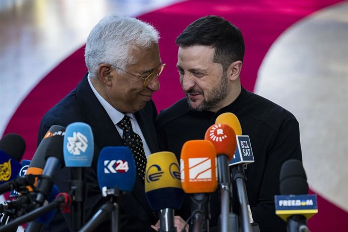 Archivo - El presidente del Consejo Europeo, António Costa, y el presidente de Ucrania, Volodimir Zelenski, en Bruselas