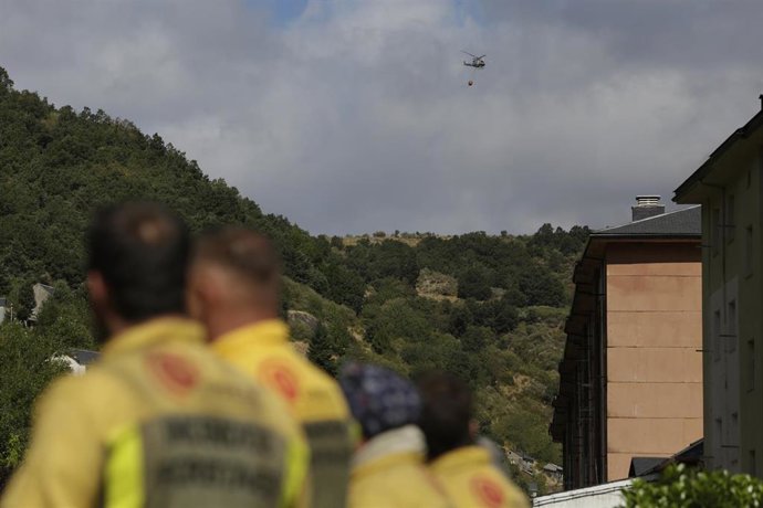 Un helicóptero trabaja el incendio Fasgar, a 28 de agosto de 2025, en Tremor de Arriba, Igüeña, León, Castilla y León (España)