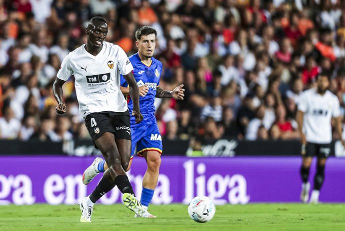 Mouctar Diakhaby, do Valencia CF, em ação durante a partida de futebol do Campeonato Espanhol, La Liga EA Sports, disputada entre Valencia CF e Getafe CF no estádio Mestalla em 29 de agosto de 2025, em Valência, Espanha.