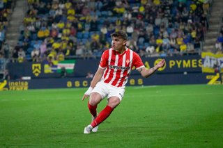 Archivo - April 25, 2025, Cadiz, Andalucia, Spain: Cadiz, Spain, March 25th 2025 Pablo García (N5) crossing the ball during the Liga Hypermotion (segunda división) game between Cádiz and Sporting de Gijón at Estadio Nuevo Mirandilla (Carranza), Cádiz, Spa