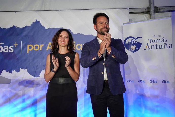 La presidenta de la Comunidad de Madrid, Isabel Díaz Ayuso y el presidente del PP de Asturias, Álvaro Queipo, durante la gala de entrega del primer Premio ‘Tomás Antuña’, a 29 de agosto de 2025, en Llanes, Asturias (España). Este premio se creó para honra