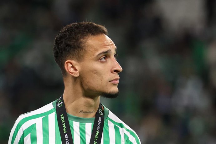 Archivo - May 29, 2025, Wroclaw, Poland: Antony Matheus dos Santos of Real Betis seen after the UEFA Conference League Final 2025 between Real Betis and Chelsea London at Wroclaw Stadium. Final score; Real Betis 1: 4 Chelsea London.