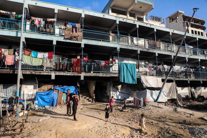 GAZA, 27 de agosto de 2025 -- Crianças palestinas deslocadas são vistas em um abrigo no sudoeste da cidade de Gaza, em 27 de agosto de 2025.