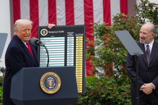 Archivo - April 2, 2025, Washington, District of Columbia, USA: President DONALD TRUMP holds a tariffs poster during a speech where he signs two executive orders that will lead to reciprocal tariffs against other countries that charge tariffs on US goods.