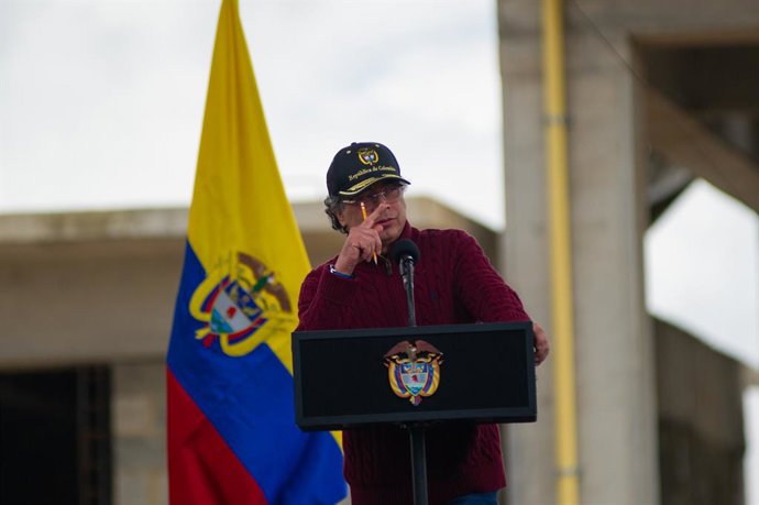 Archivo - Arquivo - 17 de junho de 2025, Facatativa, Cundinamarca, Colômbia: O presidente colombiano Gustavo Petro participa de um evento de lançamento do sistema de trens suburbanos RegioTram, que visa conectar municípios e cidades próximas com o distrit