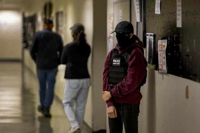 8 de agosto de 2025, Nova York, Ny, Estados Unidos: Agentes federais patrulham os corredores do tribunal de imigração no Edifício Federal Jacob K. Javitz. Cerca de 15 pessoas foram presas por conduta desordeira depois de uma manifestação do lado de fora d