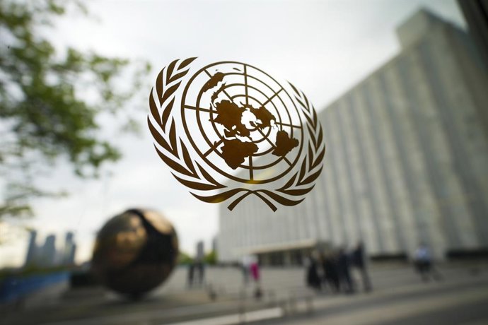 Archivo - 27 de abril de 2023, Nova York, NY, EUA: Um logotipo da ONU é retratado em uma janela enquanto o primeiro-ministro Justin Trudeau (não retratado) participa de um evento nas Nações Unidas em Nova York na quinta-feira, 27 de abril de 2023.