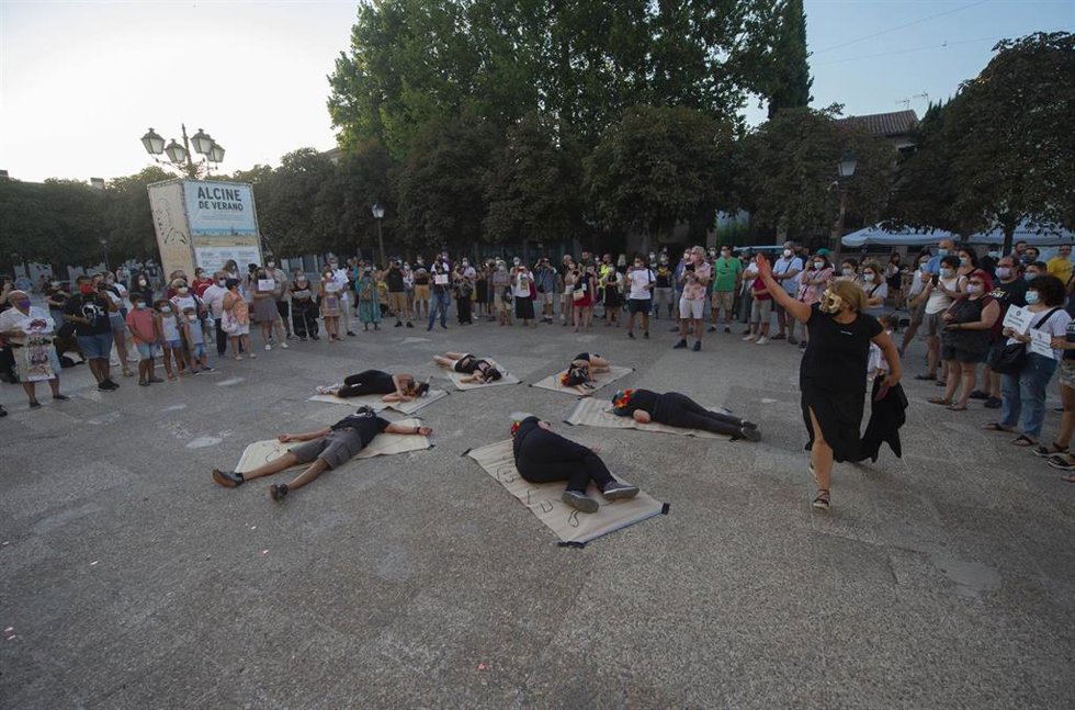 Archivo - Un grupo de personas se manifiestan en la Plaza de los Santos Niños de Alcalá de Henares.