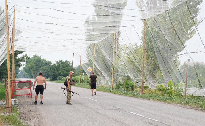 Archivo - Arquivo - 12 de julho de 2025, Donbass, Ucrânia: Soldados do exército ucraniano instalam redes de proteção contra drones russos em uma estrada entre Kramatorsk e Dobropillia para evitar ataques de drones FPV com bombas.